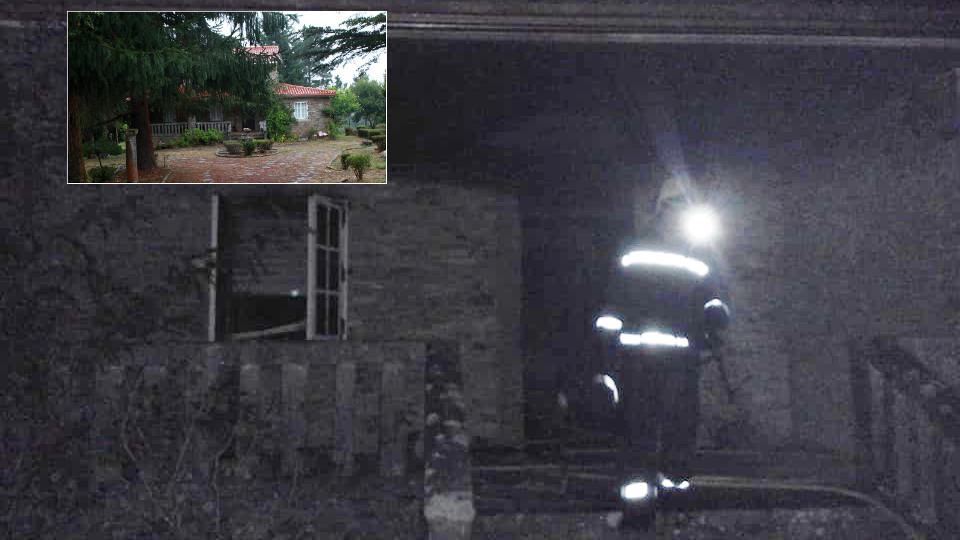 La casa de Rosario Porto en Teo, antes del fuego y durante los trabajos de extinción