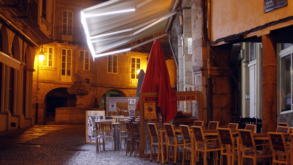 Terraza vacía en Lugo. ADRA PALLÓN