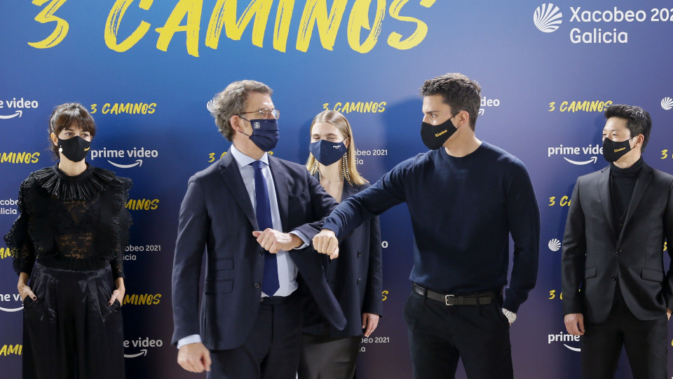 El presidente de la Xunta, Alberto Núñez Feijóo (c-i), saluda al actor Álex González. EFE