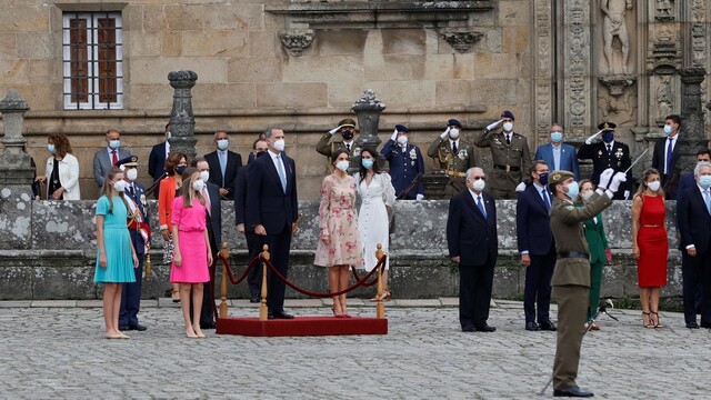 Los reyes y sus hijas en el Obradoiro, en la mañana de este domingo 25 de julio. EFE