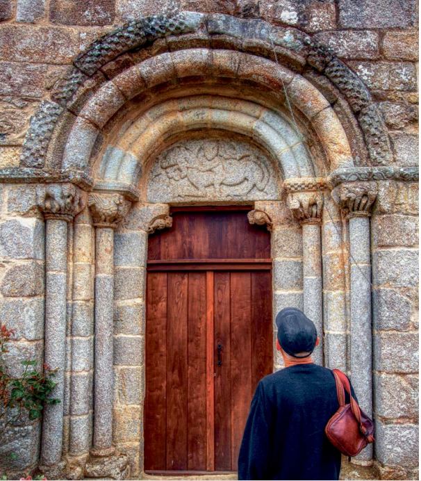 Puerta occidental de la iglesia de San Martiño de Moldes. PEPE TEJERO