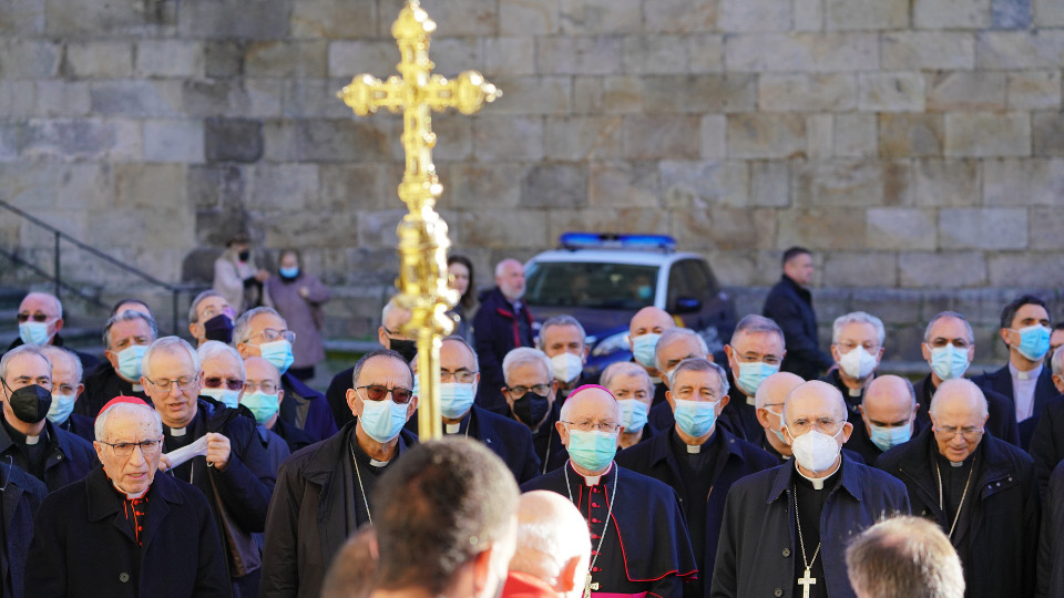 Varios obispos en las inmediaciones de la Catedral de Santiago. EUROPA PRESS
