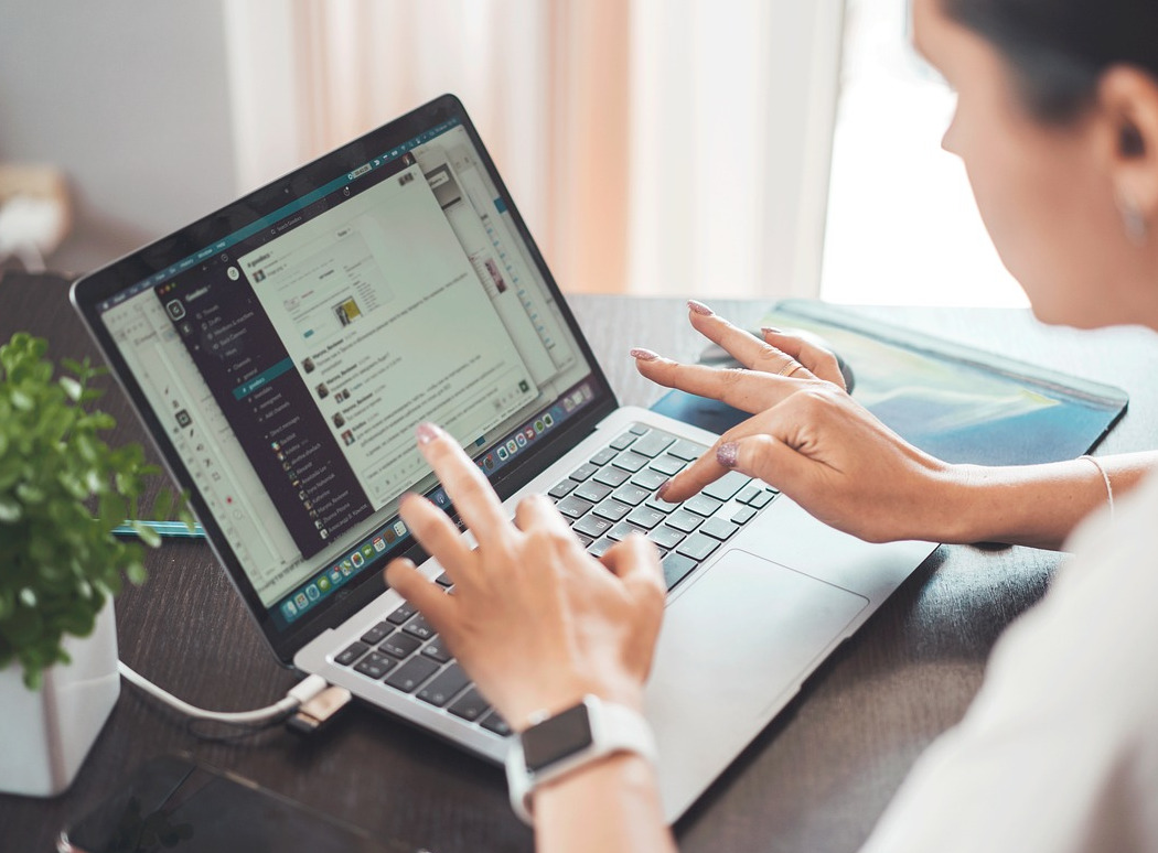 Una mujer trabajando en remoto.Pixabay