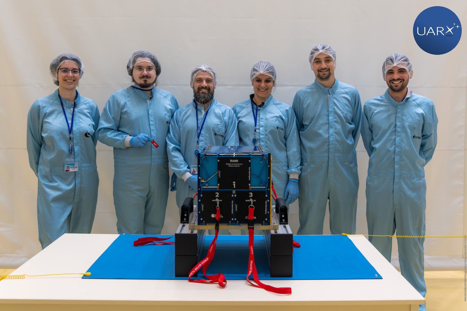 El equipo de Uarx en Kourou, con el dispensador de cubesat.UARX