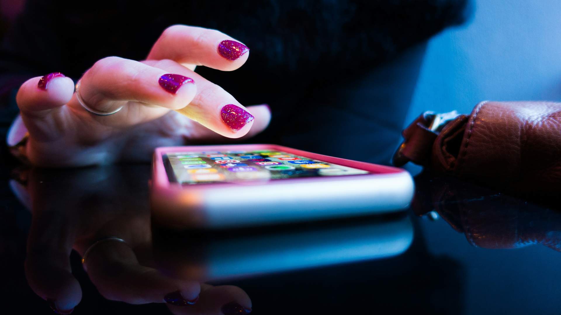 Una chica usando su teléfono móvil