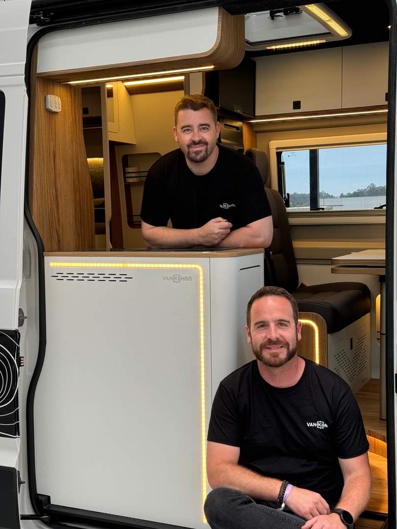 Santi y Diango con uno de sus vehículos camperizados. EP