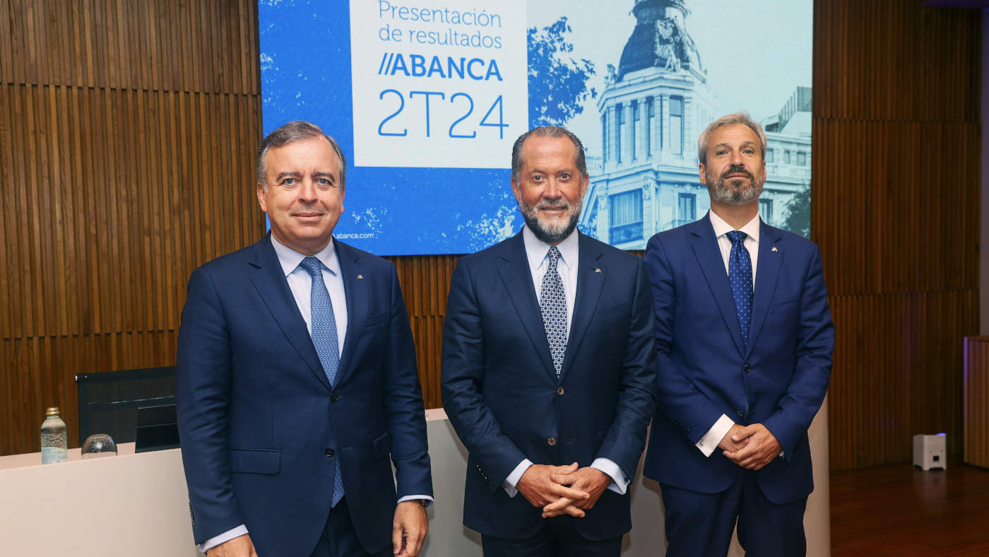 El presidente de Abanca Juan Carlos Escotet (c); el consejero delegado Francisco Botas (i) y el director general Financiero Alberto de Francisco. XOÁN REY (EFE)
