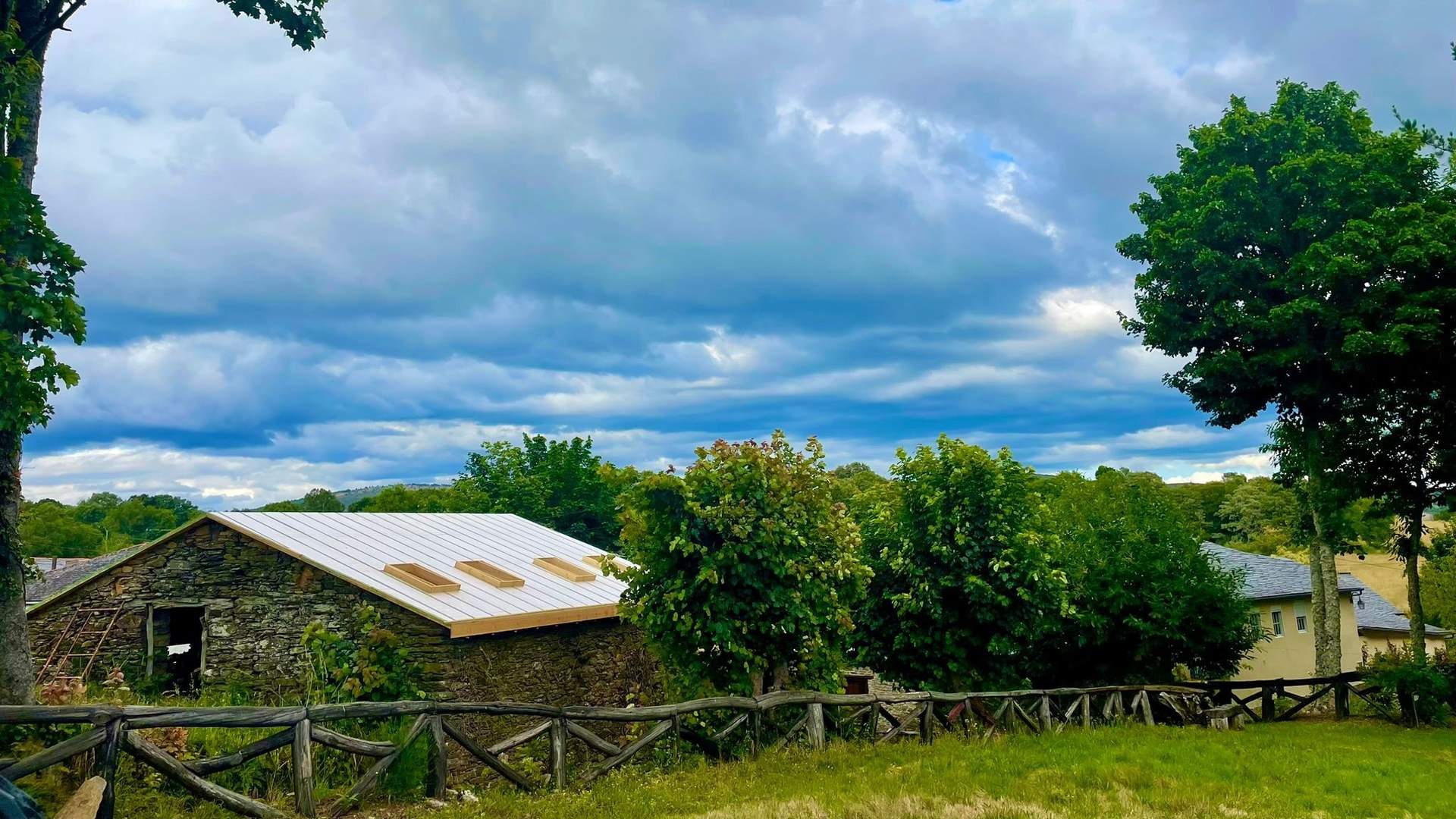 Una de las casas restauradas en Castiñeiro, rodeada de vegetación. EP