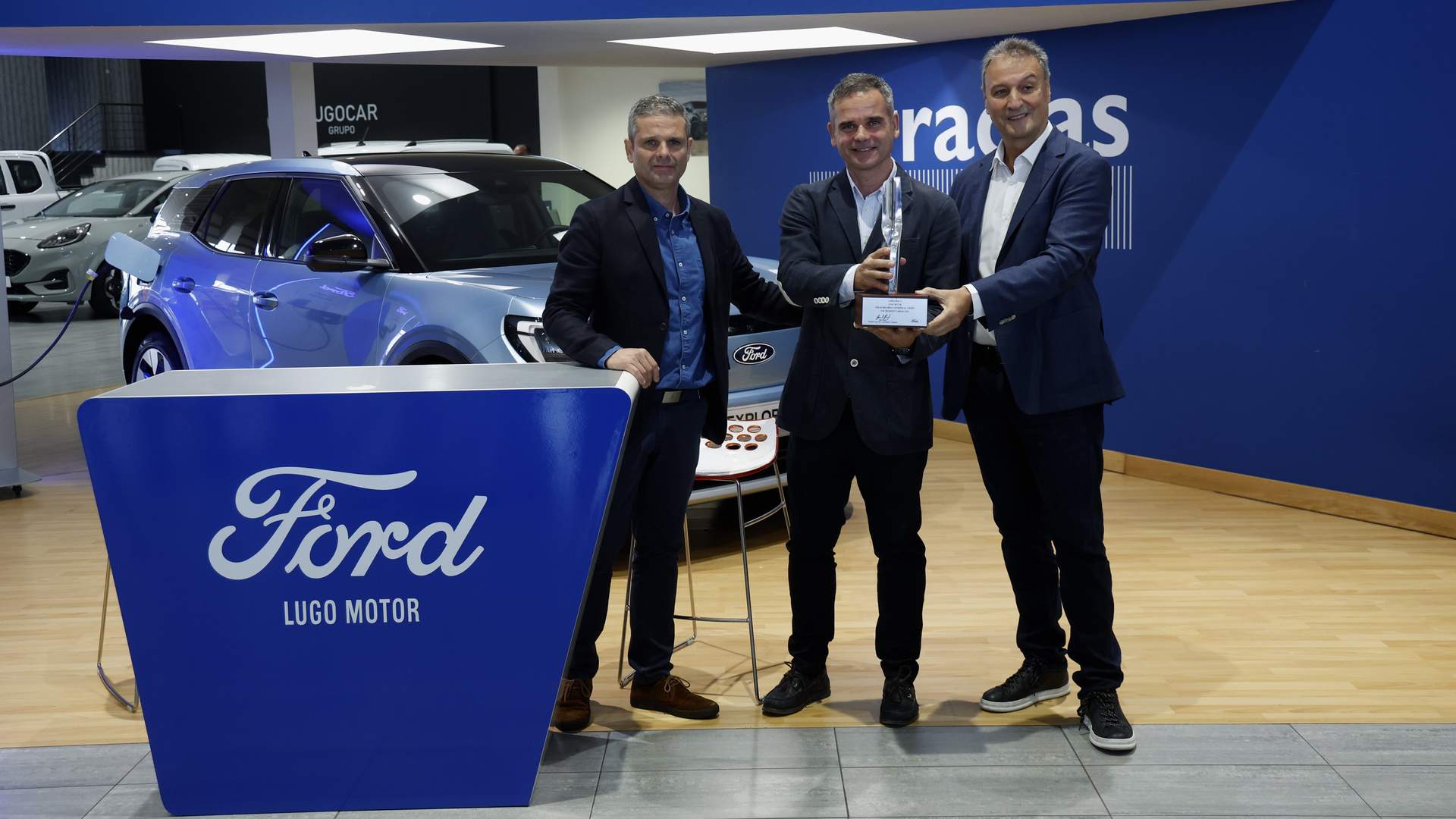 Genaro e Iván Saavedra recogen el premio de manos de Jesús Alonso. XESÚS PONTE