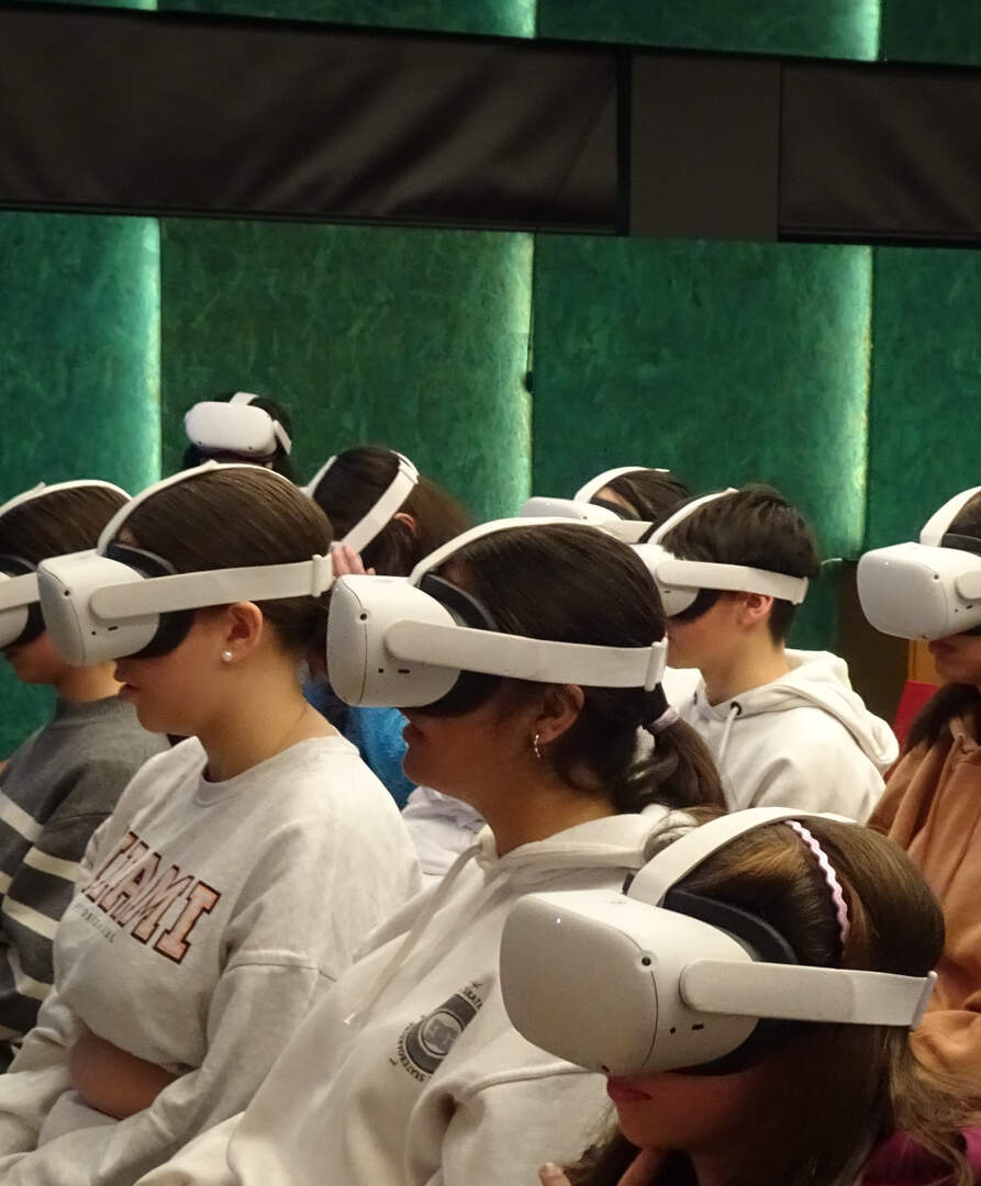 Visita infantil a Sogama con gafas de realidad virtual.EP