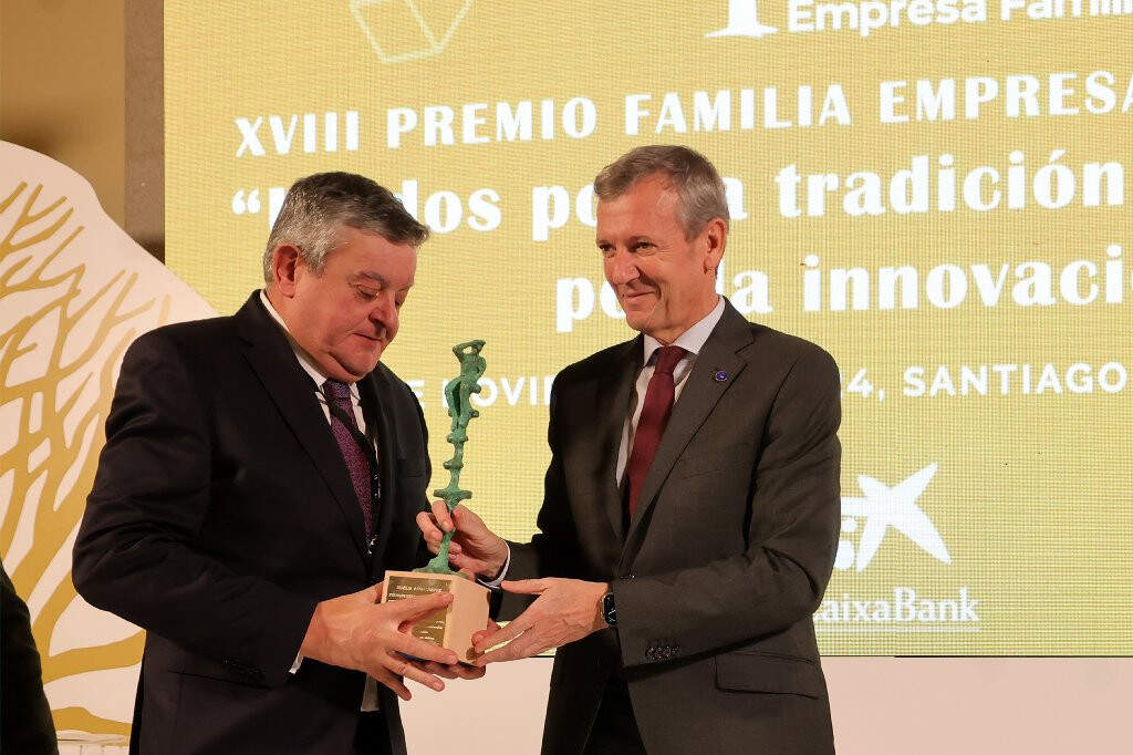 Añón recibe el premio de la Agef de manos de Rueda.Ferrín