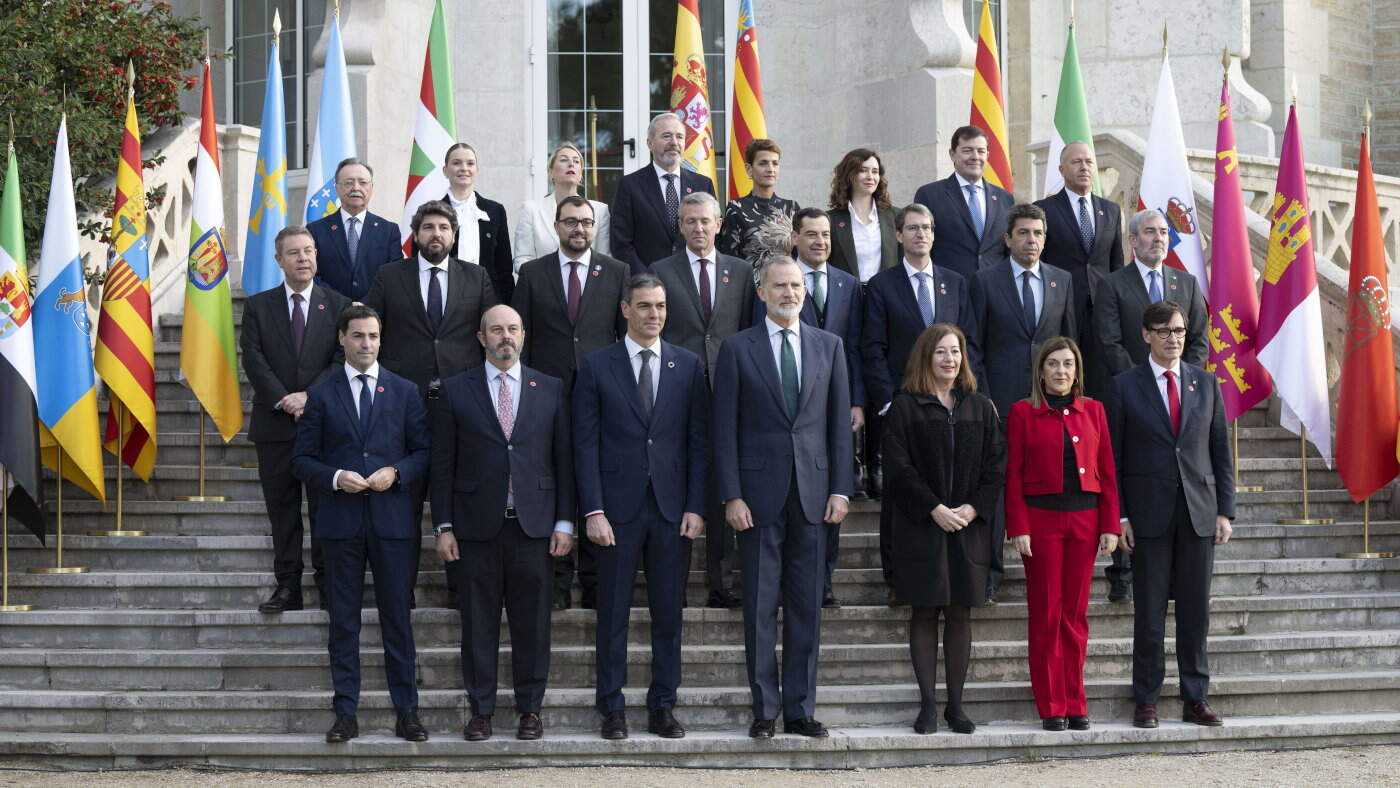 El rey Felipe VI y el presidente del Gobierno, Pedro Sánchez, posan junto a los presidentes autonómicos.