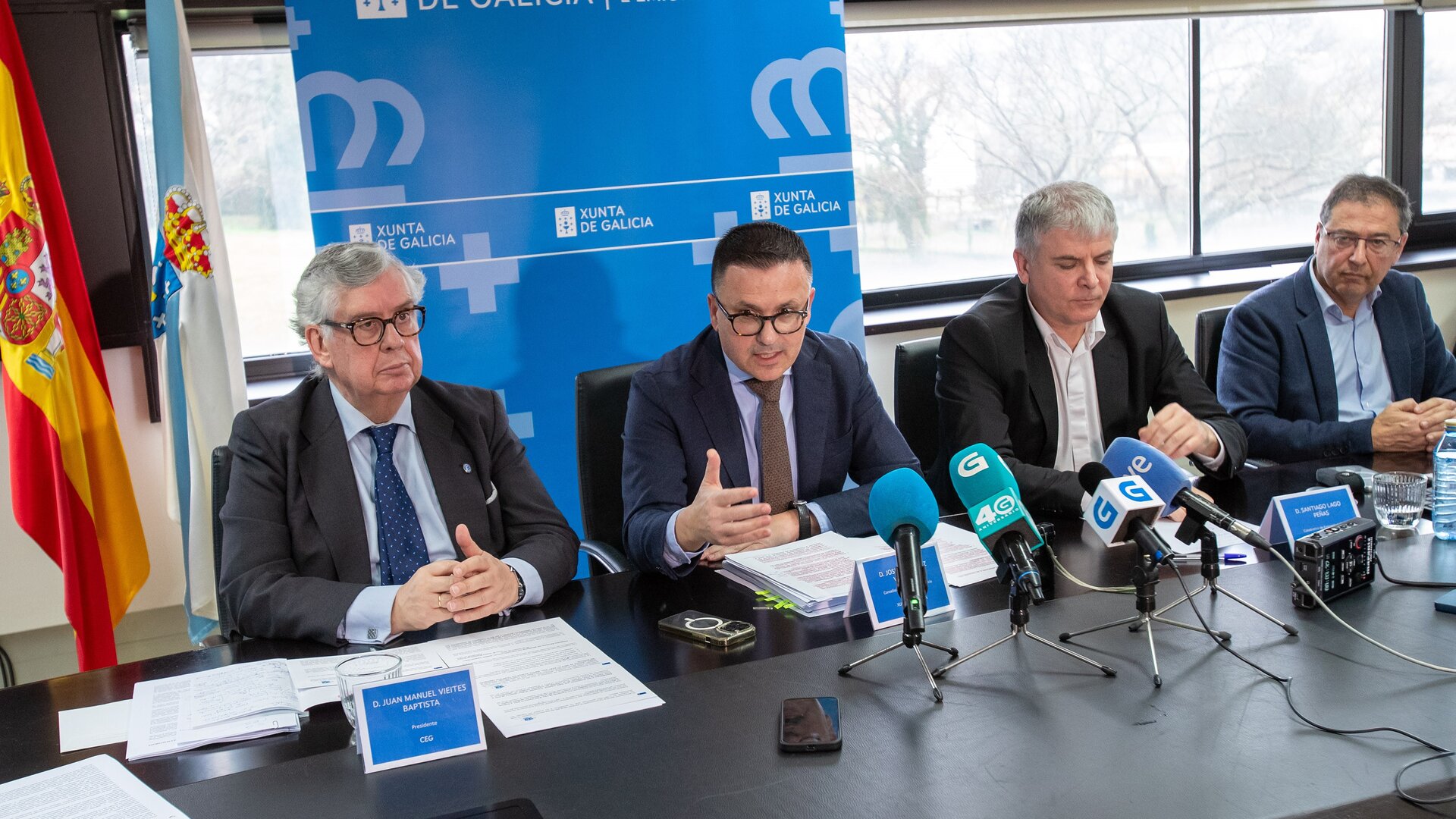 El presidente de la CEG, el conselleiro José González, Santiago Lago y Francisco Xavier Martínez