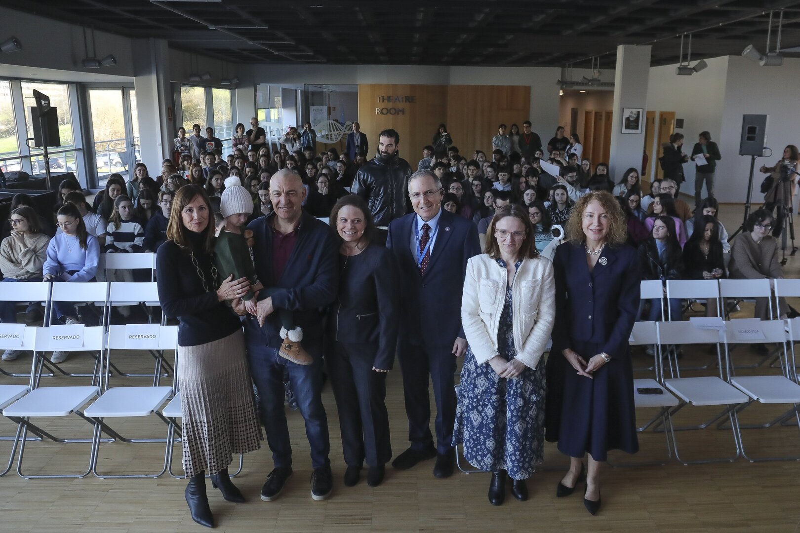 Alexandra Perault, acompañada de sus padres y de investigadores.NACHO SANTÁS