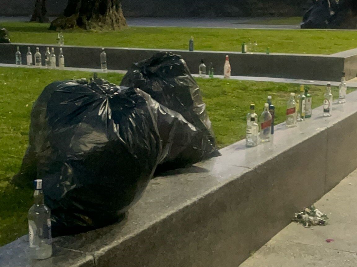 Restos de basura tras el botellón en Vigo. EP