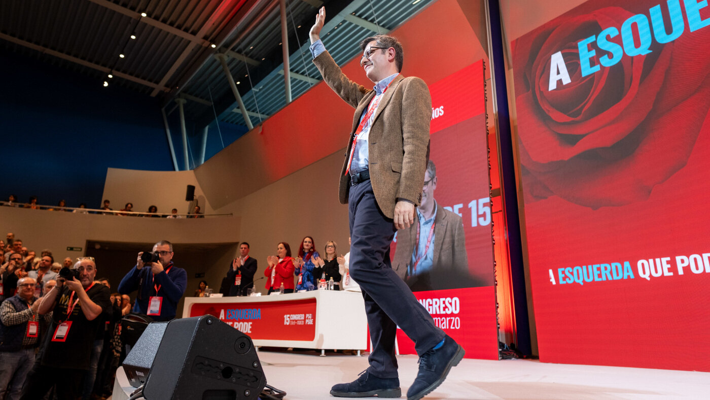 Féliz Bolaños saluda a los asistentes. CÉSAR ARXINA