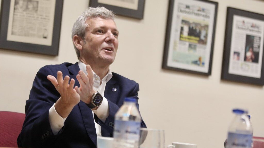 El presidente de la Xunta, Alfonso Rueda, durante la entrevista en la sede de Diario de Pontevedra. JAVIER CERVERA