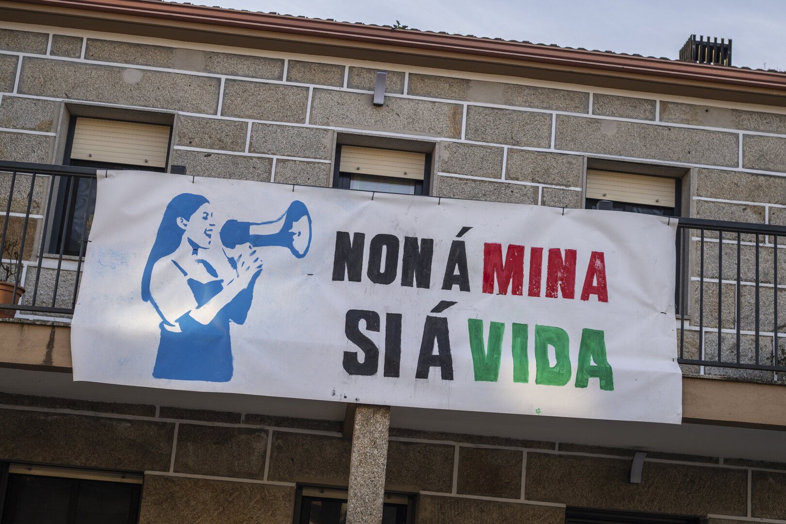 Una pancarta contra la mina. EFE