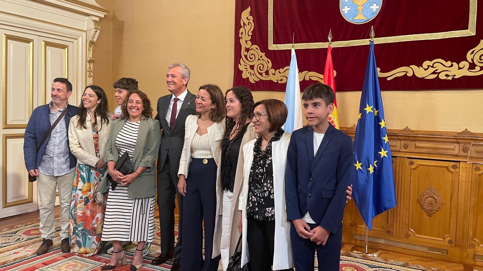 Rueda y la conselleira, flanqueada por su familia.AGN