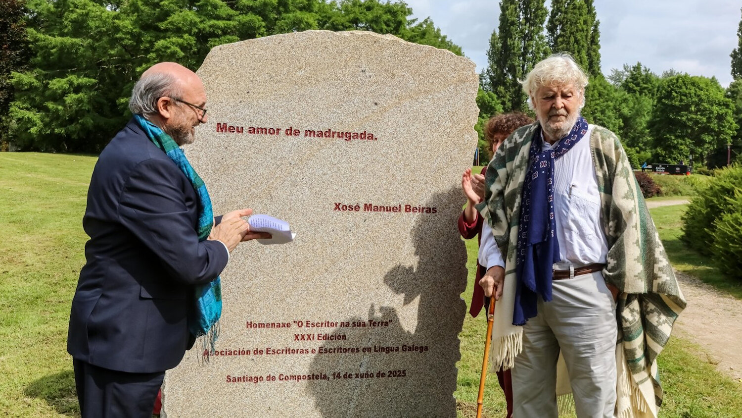 Beiras, junto a la placa homenaje. AGN