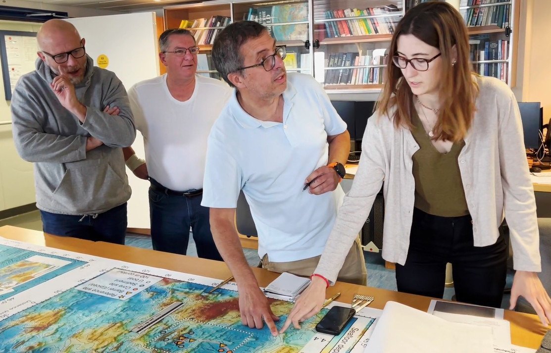 Javier Escartín señala un punto en un mapa con Patrick Chardon --primero por la izquierda-- y otros miembros del equipo.CNRS