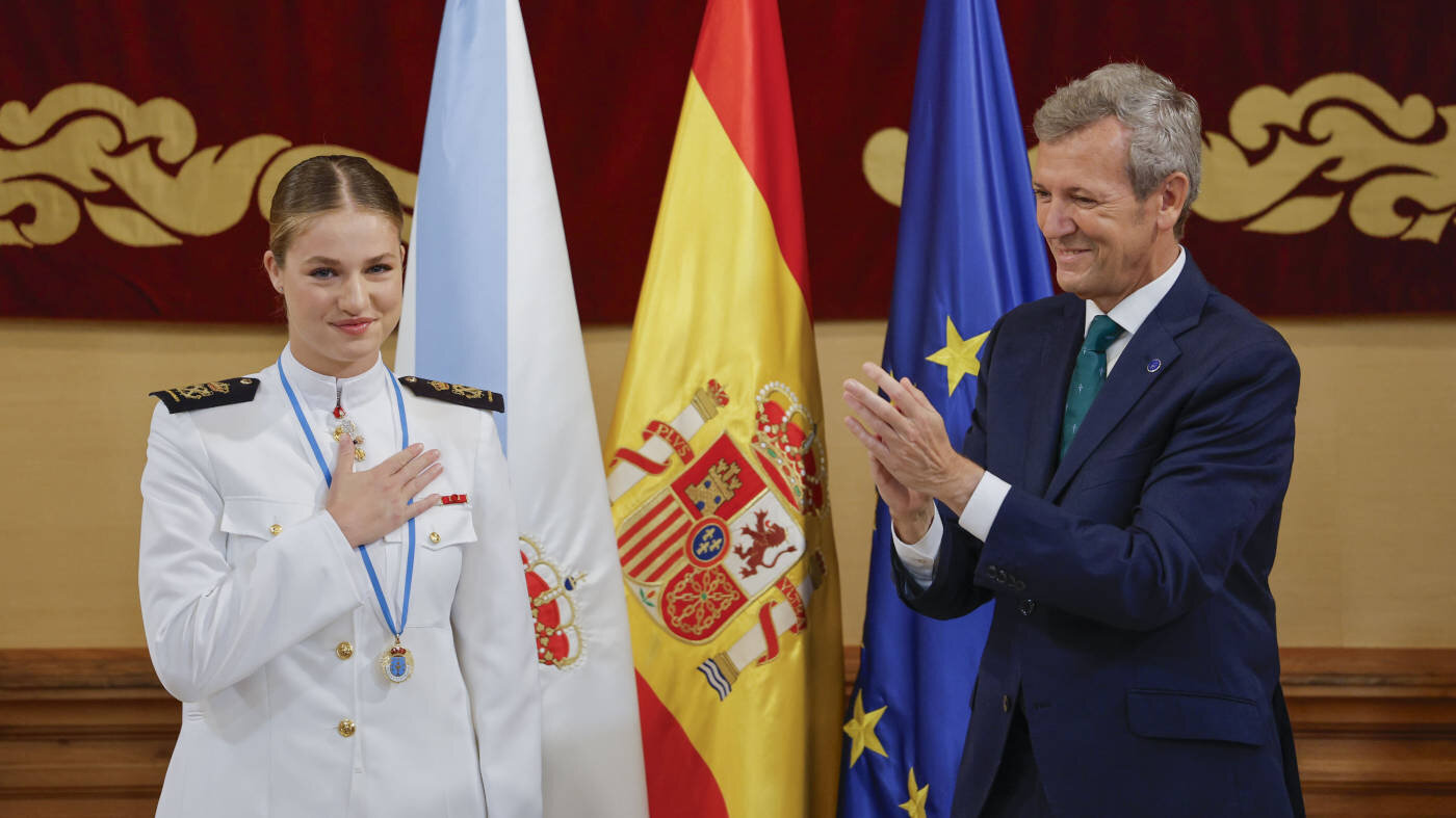 La princesa Leonor agradece la Medalla de Galicia junto a Alfonso Rueda. LAVANDEIRA JR