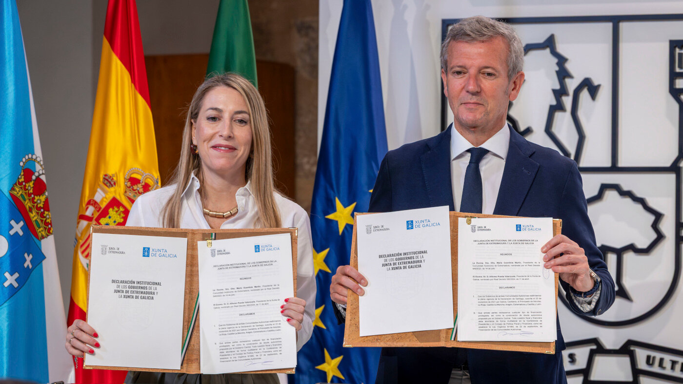 Los presidentes autonómicos de Extremadura y Galicia, María Guardiola y Alfonso Rueda, durante el acto de este viernes. JERO MORALES (EFE)