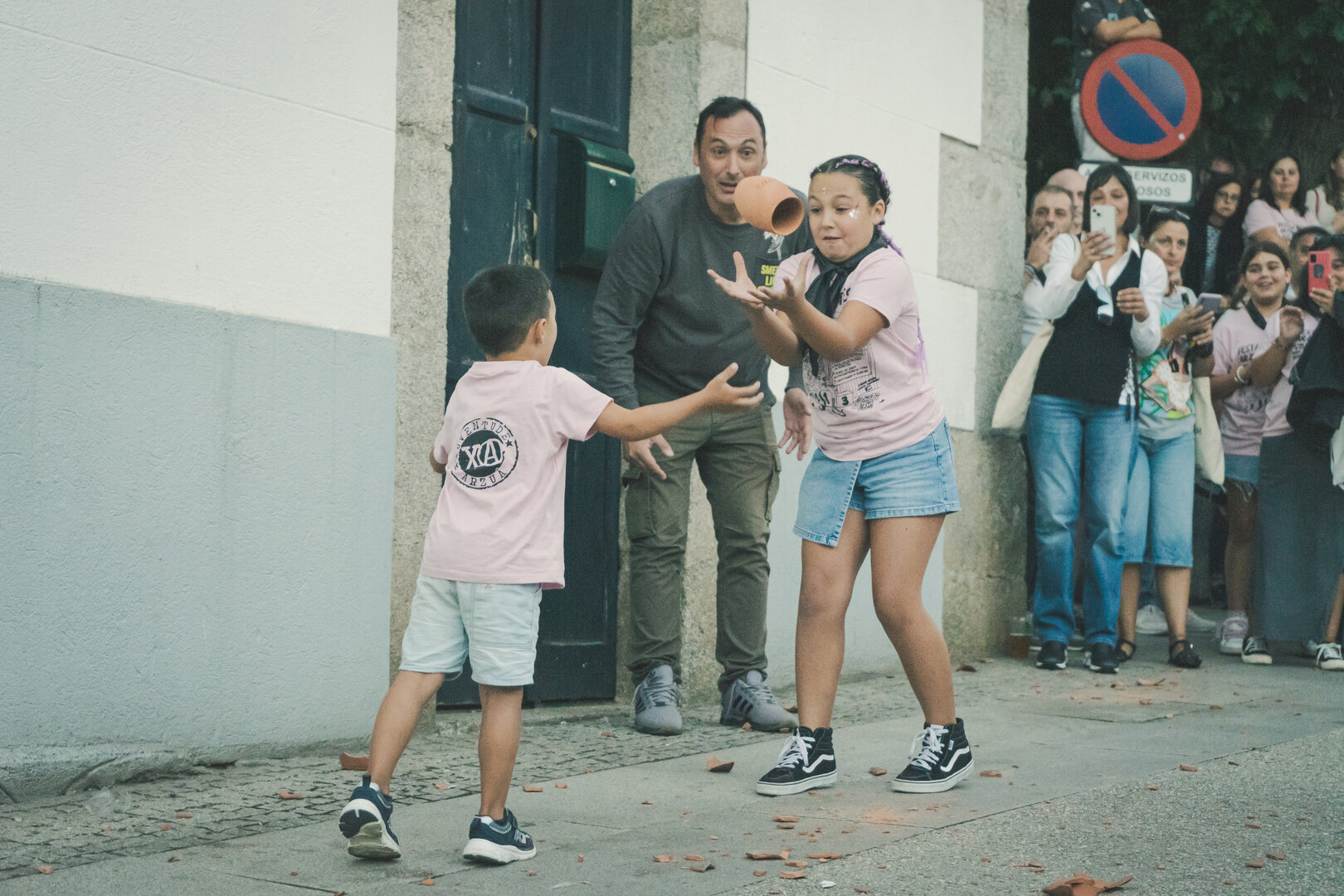 Niños participando en el 'lanzamento de pucheiros'. (Denís Bermúdez).