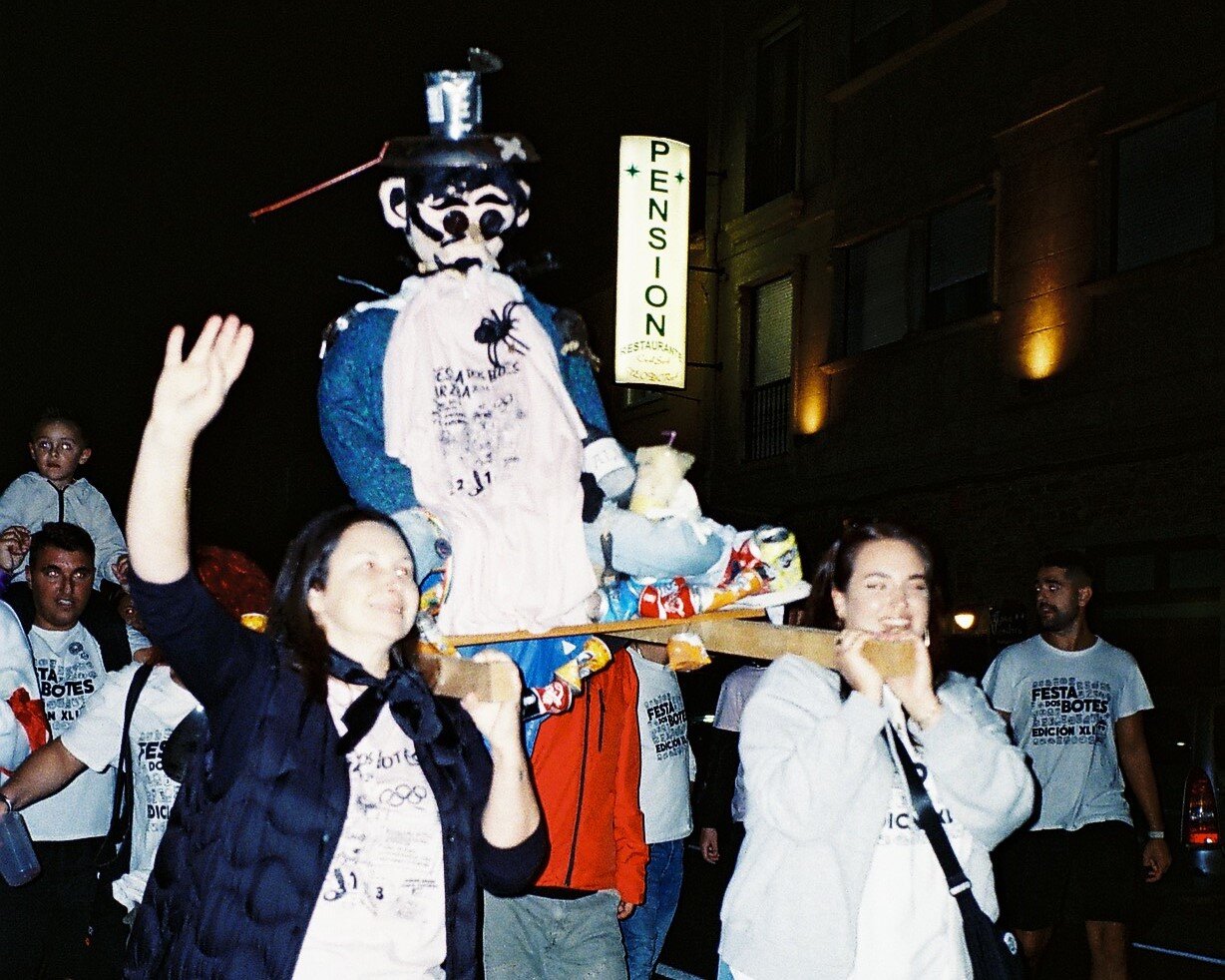 Vecinas de Arzúa llevando al 'Cutinocho' en procesión.