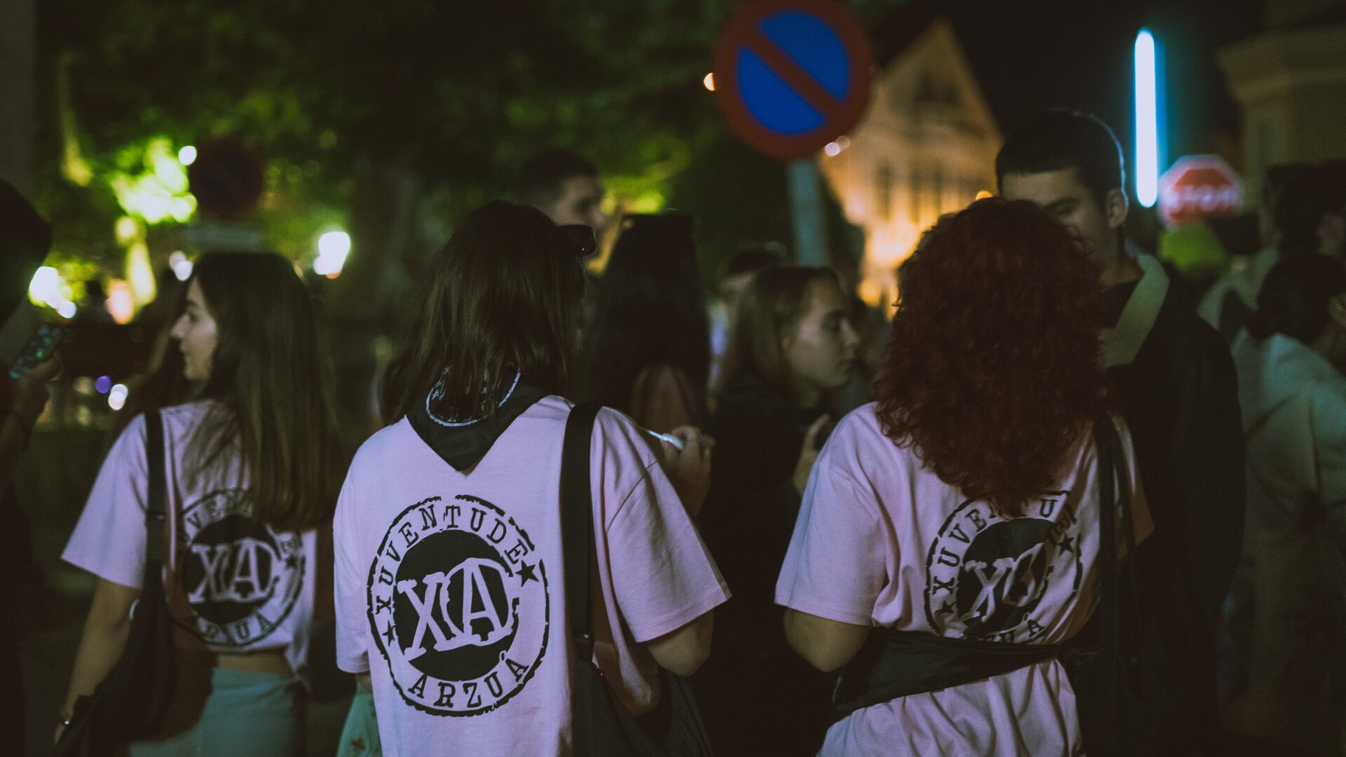 Camisetas y pañueletas la noche del sábado en la edición pasada. (Denís Bermúdez).
