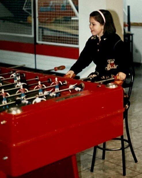 Laura jugando al futbolín de pequeña. CEDIDA