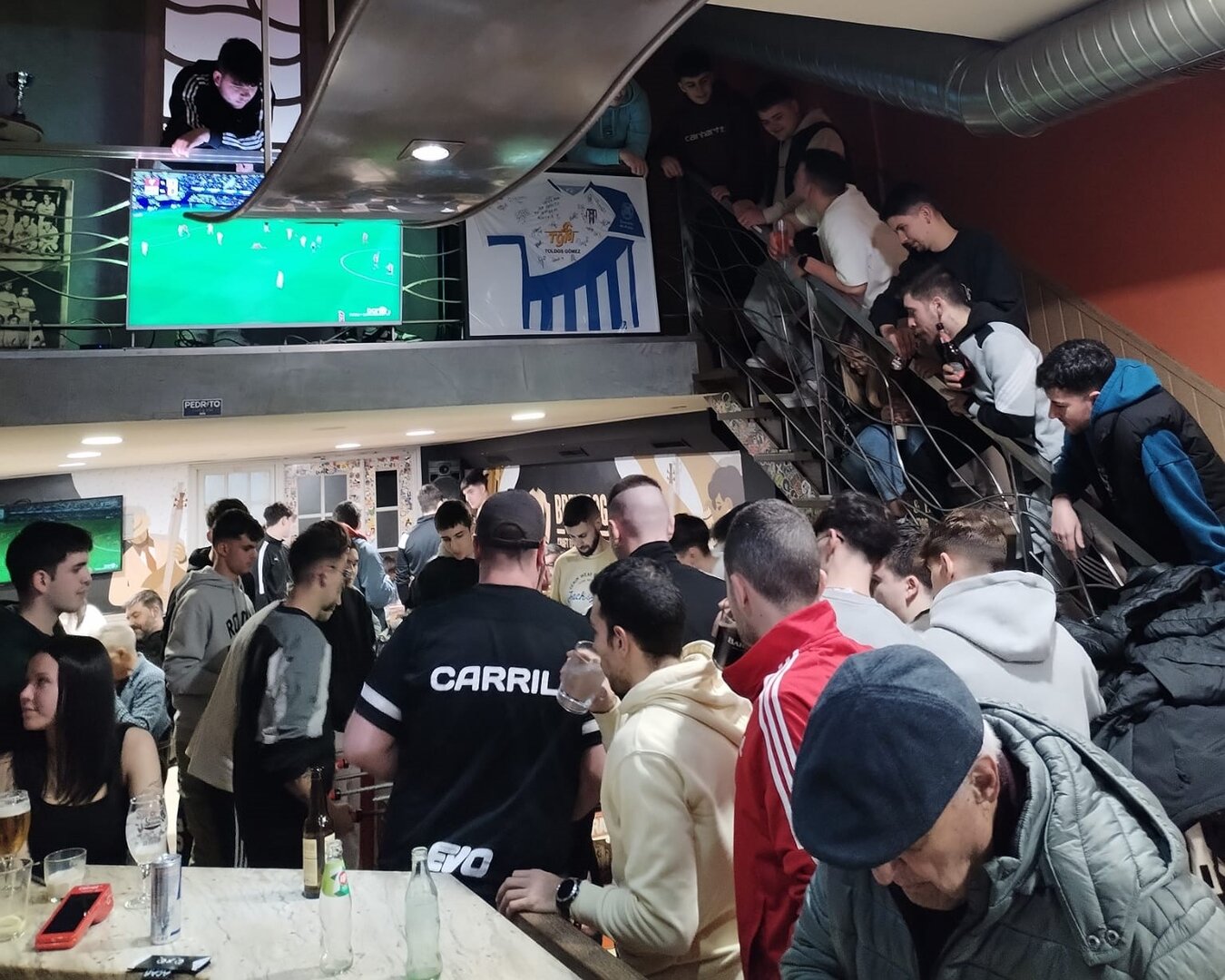 Gente viendo el torneo de futbolín del Café Bar Pedrito de Arzúa. CEDIDA