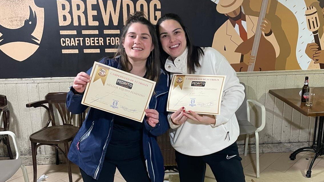 Laura y Tania con el primer premio de la liga femenina. CEDIDA
