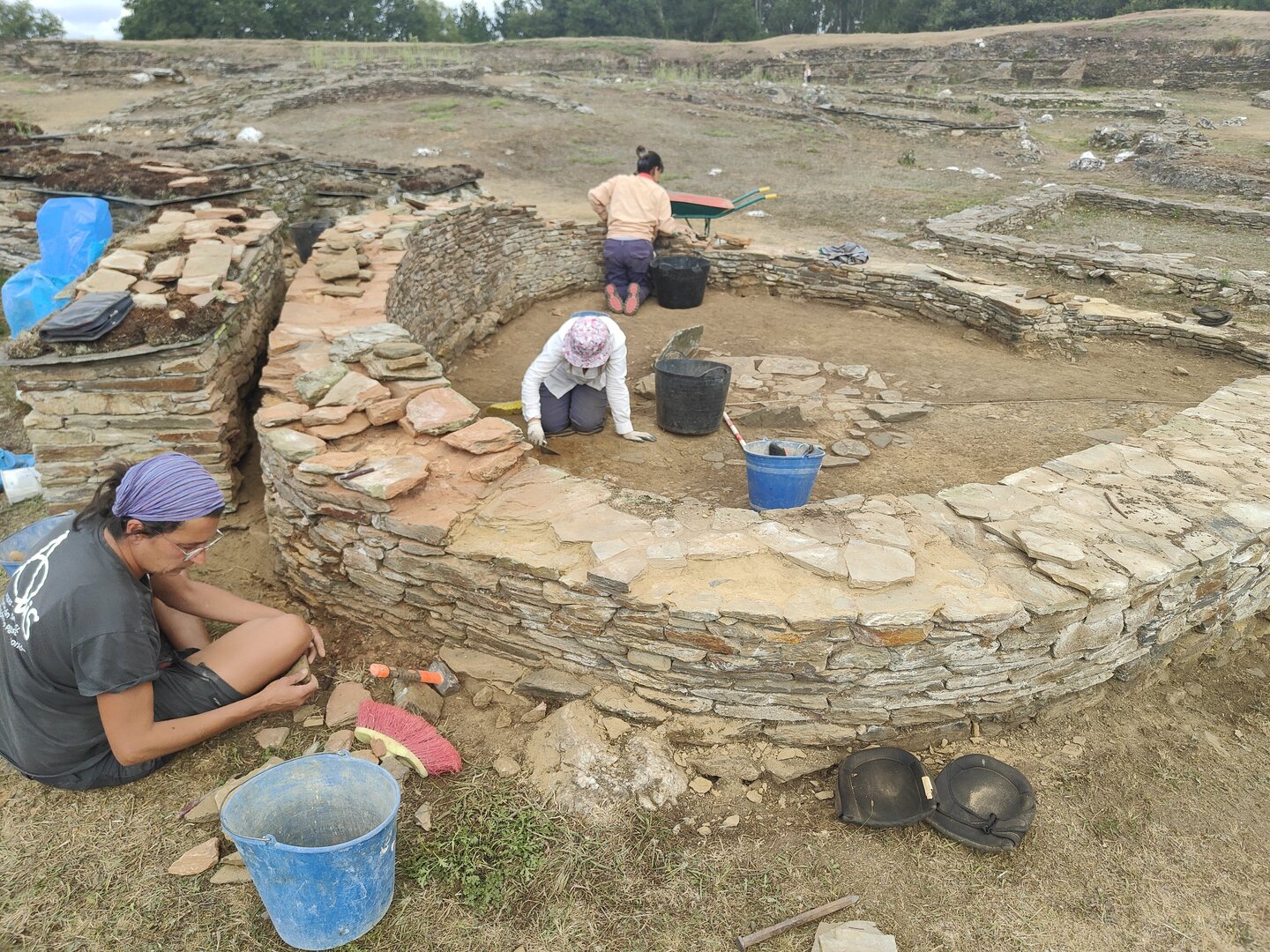 Arqueólogas trabajando en el castro de Viladonga. C. PÉREZ