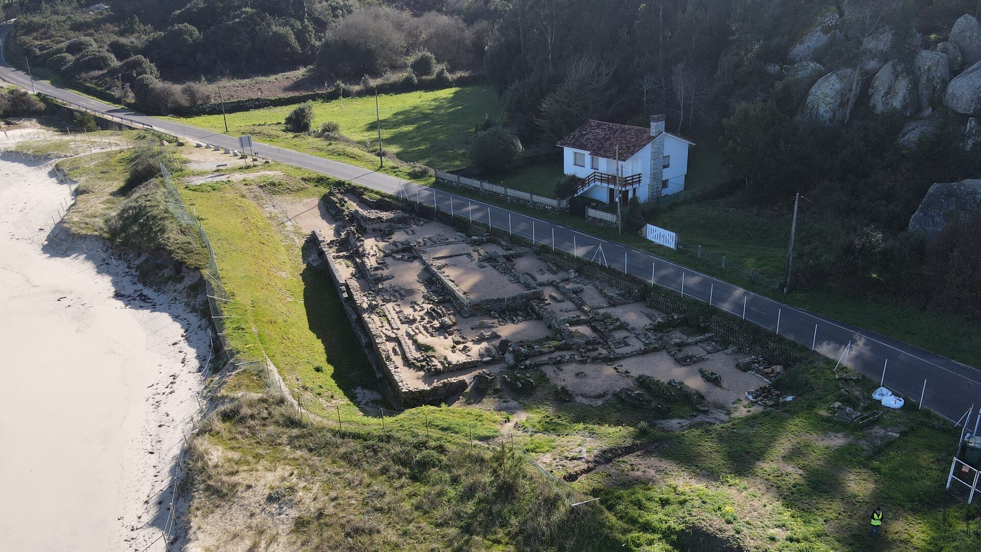 Vista aérea del yacimiento de Adro Vello en una playa de O Grove. CEDIDA