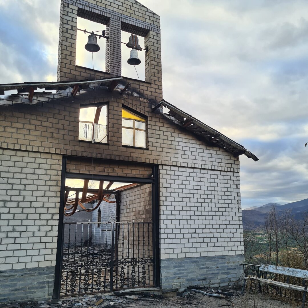 Iglesia y banco quemados. PATRICIA RODRÍGUEZ