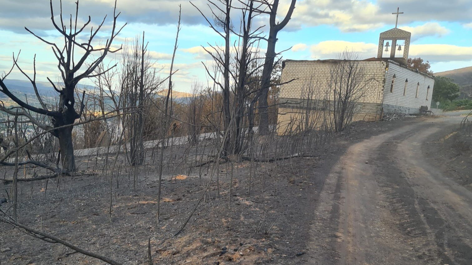 Alrededores de la iglesia quemados. PATRICIA RODRÍGUEZ