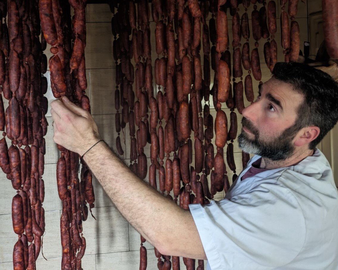 Martín con los chorizos que elaboran. CEDIDA
