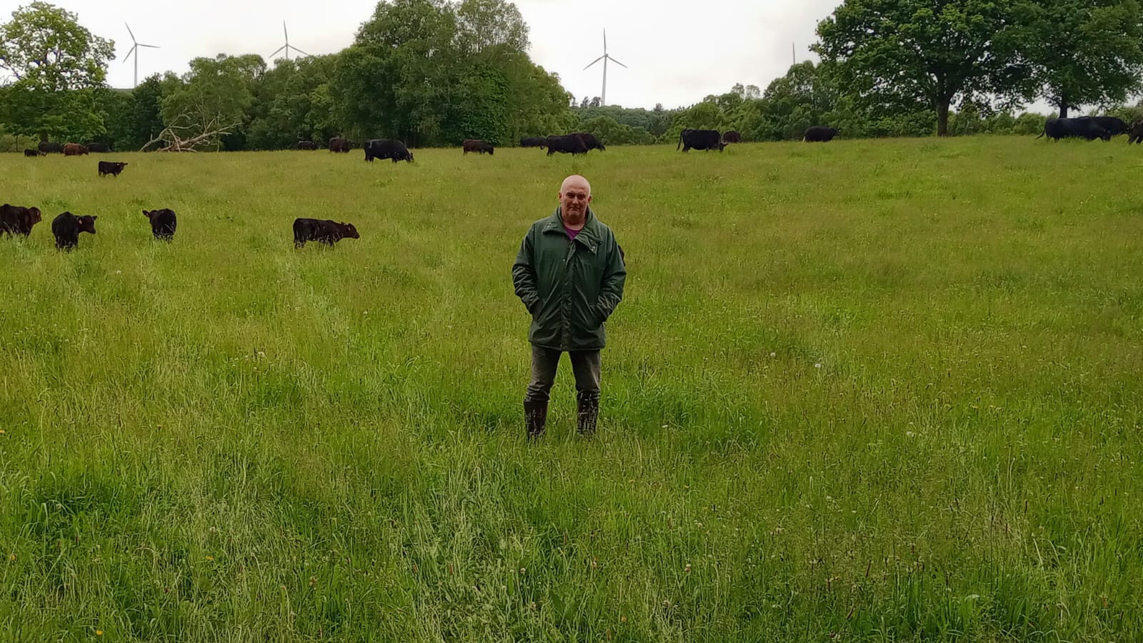 Martín, productor de Angus en Mañón, con sus animales. EP