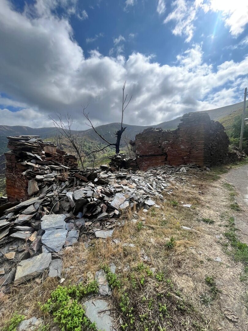Ruinas en la aldea de Vilar. CEDIDA