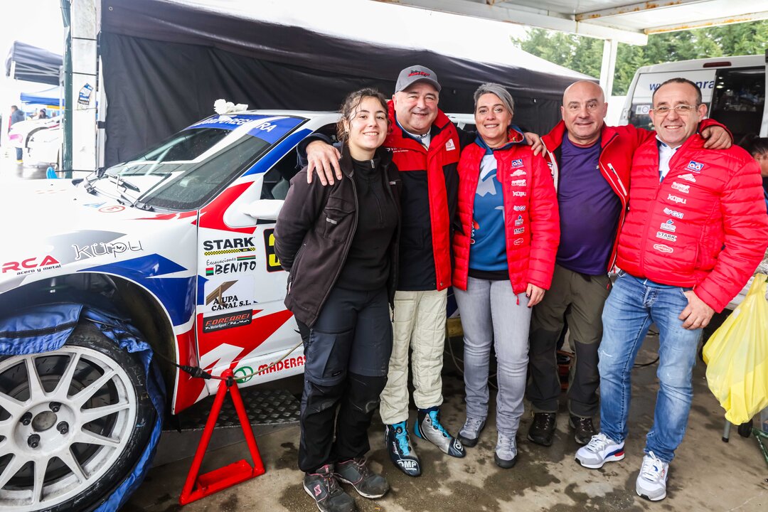 Laura Teniente, con Manuel Senra y el equipo de Senra Sport. LUIS POLO