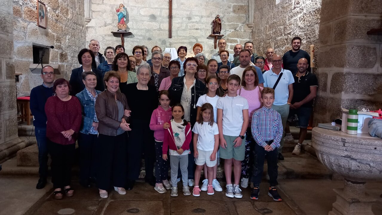 Almudena, con la comunidad parroquial de San Mateo de Oliveira (Ponteareas). EP