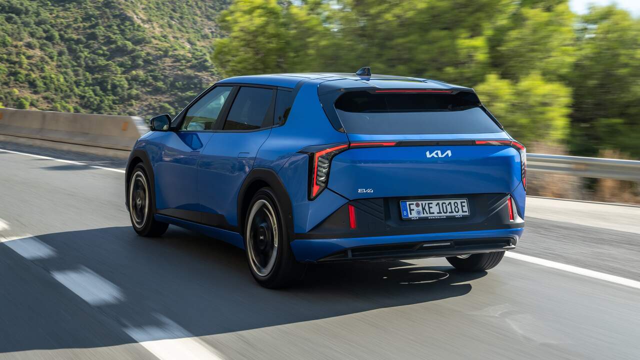 kia-ev4-base-line-blue-flame-dynamic-hires-004