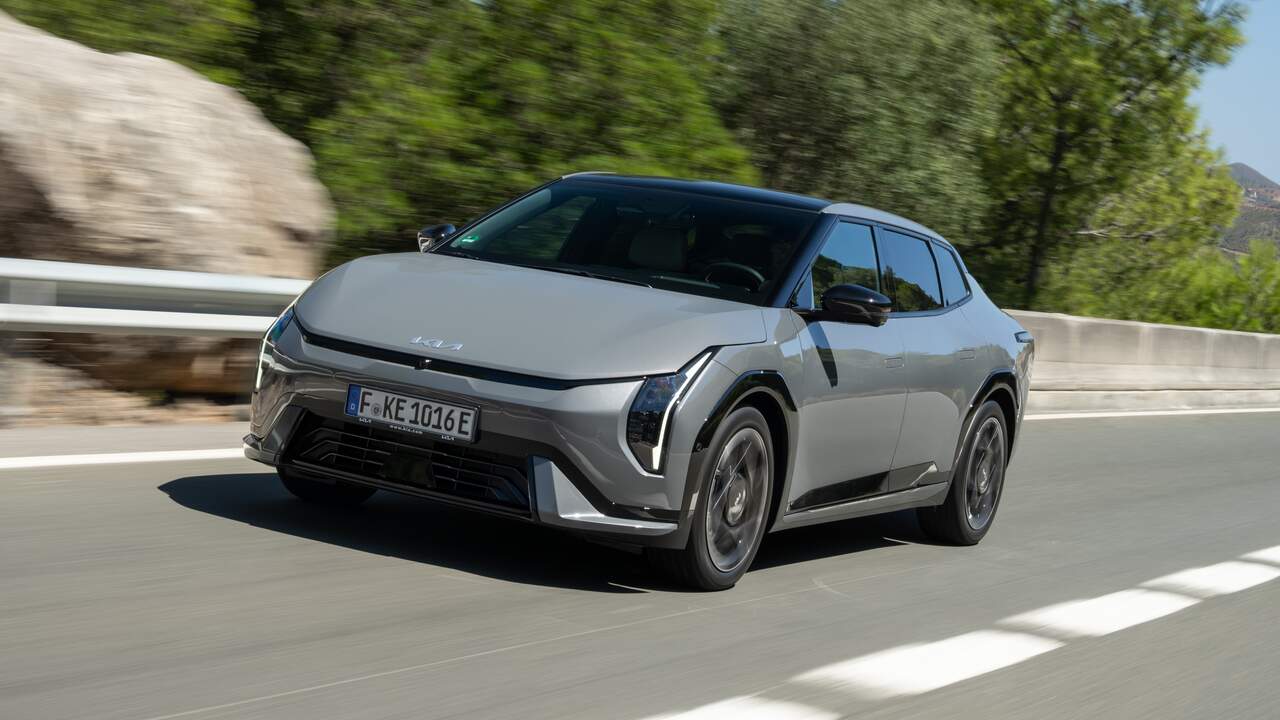 kia-ev4-fastback-gt-line-shale-gray-dynamic-hires-005