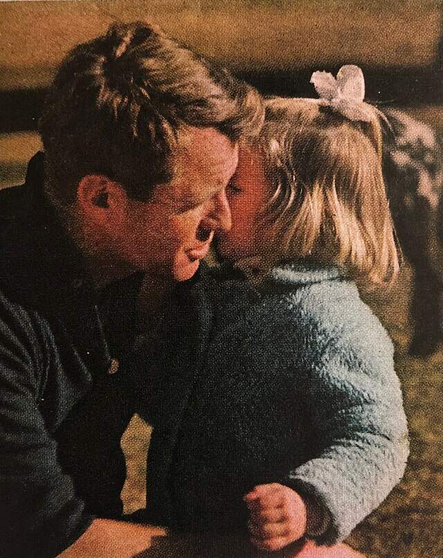 Robert F. Kennedy con su hija Kerry en una imagen de 1963.EP