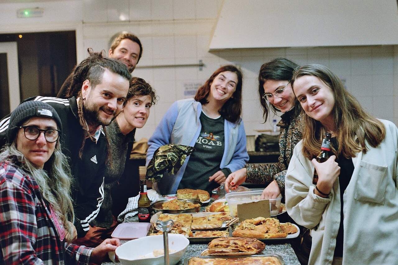 Agustín Jamardo, segundo pola esquerda, nunha das ceas comunitarias. CEDIDA.