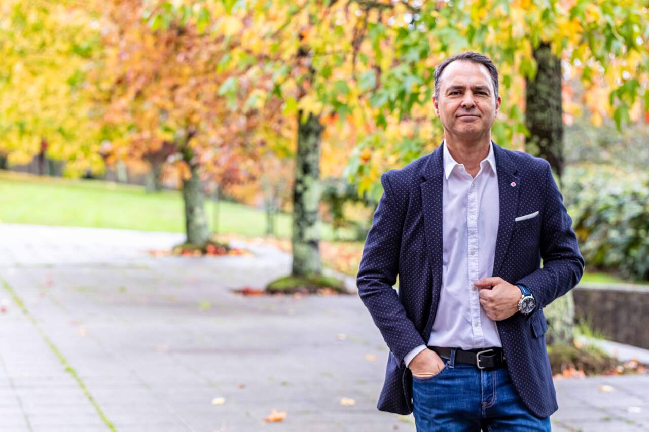 Antonio Rial Boubeta (Cangas, 1970), en el campus de la USC. LUIS POLO