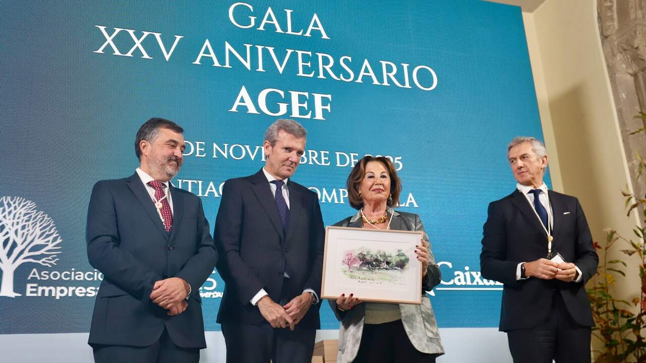 La presidenta del Grupo El Progreso, Blanca García Montenegro, recoge el premio de la AGEF. PATRICIA FIGUEIRAS