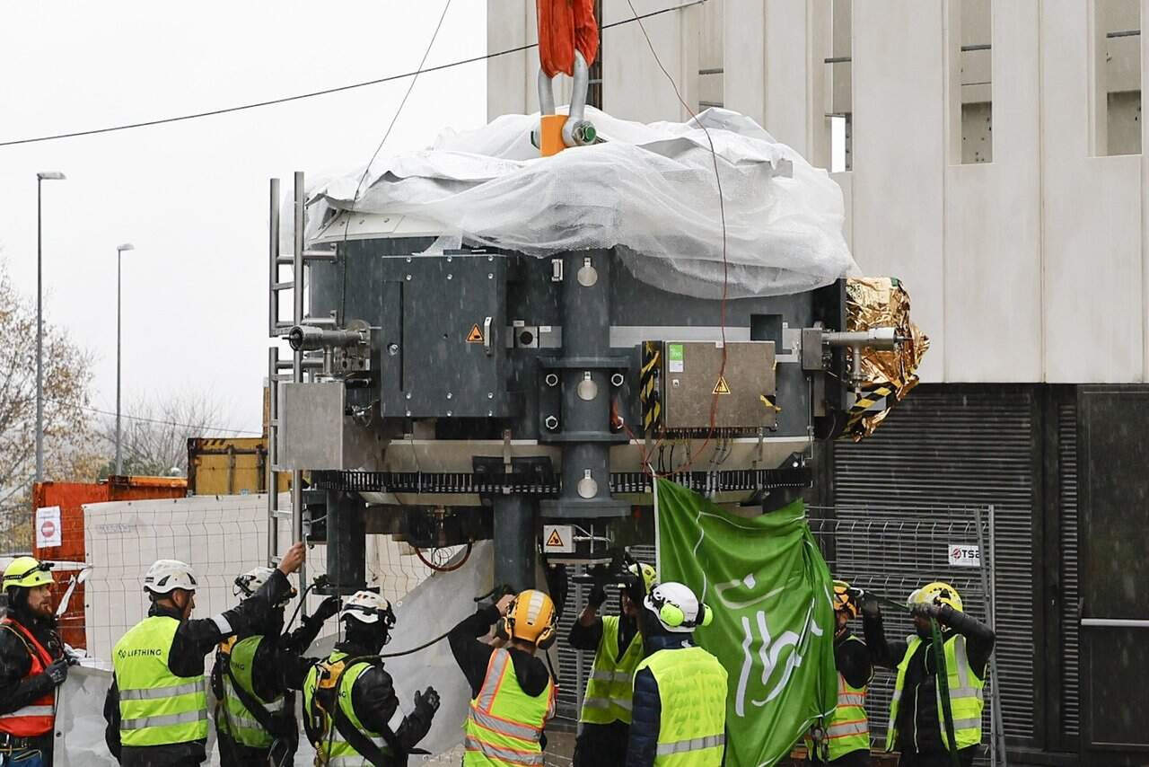 El acelerador de protones se instaló en el centro de Santiago con ayuda de una grúa. LAVANDEIRA JR (EFE)
