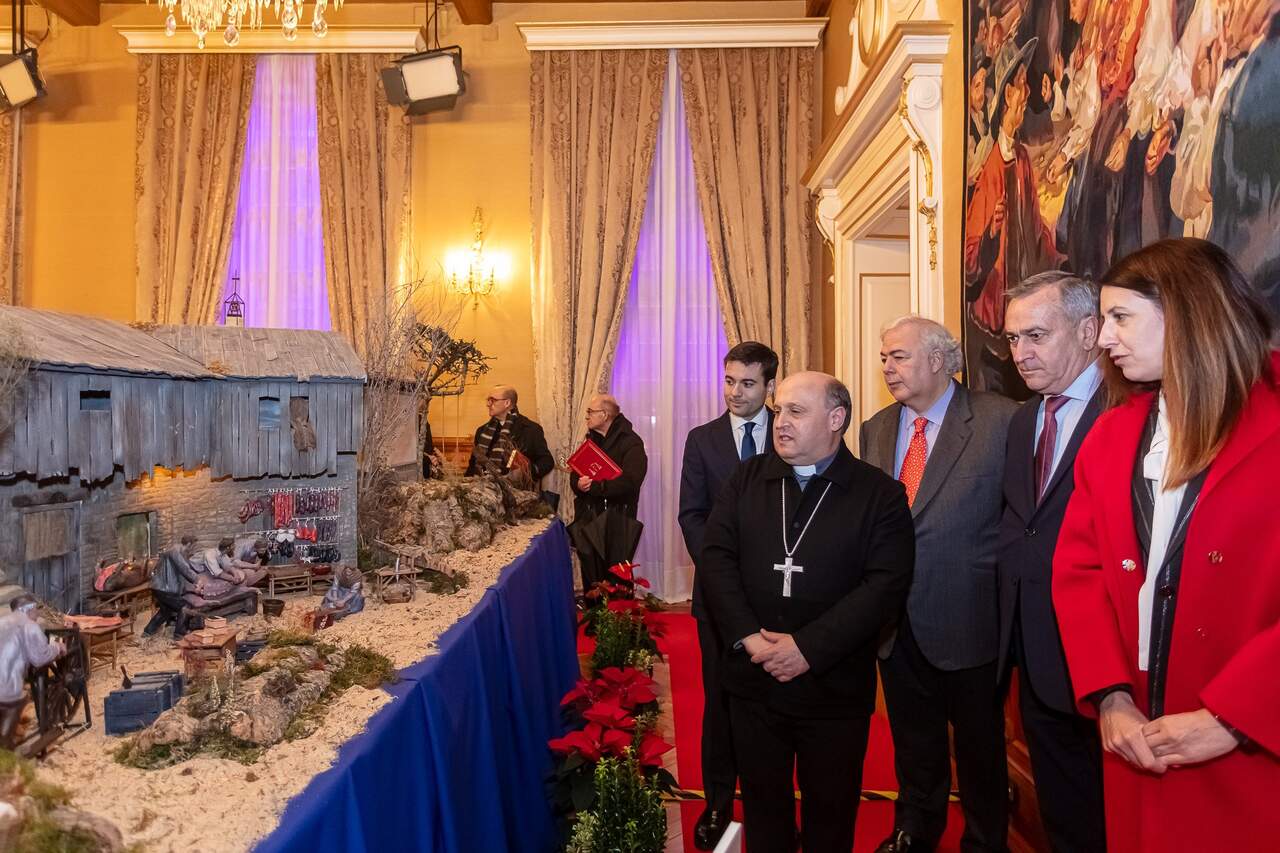 La conselleira del Medio Rural y el presidente de Ecoener visualizando el Belén. LUIS POLO